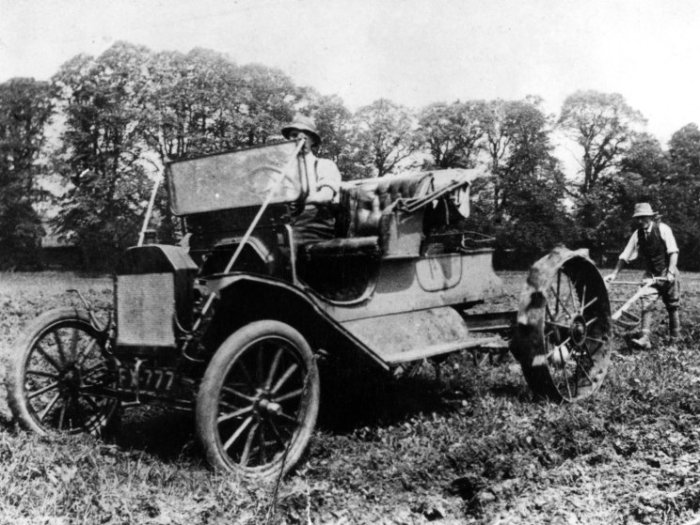 Ford Model T выполняет роль трактора. /Фото: timedotcom.files.wordpress.com Ford Model T выполняет роль трактора. /Фото: timedotcom.files.wordpress.com