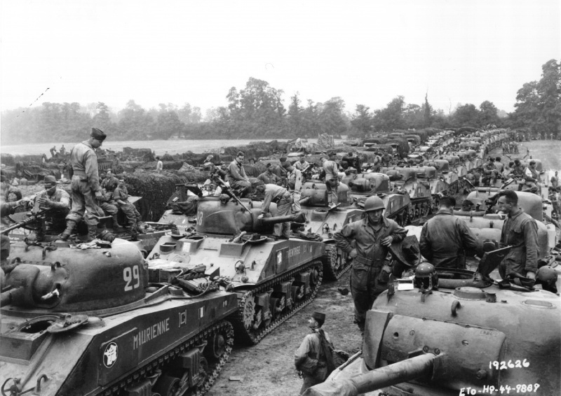 2-я бронетанковая дивизия генерала Леклерка на американских танках M4 Sherman после высадки на пляже «Юта», 1 августа 1944 года. waralbum.ru - Как испанцы Францию освобождали: в рядах дивизии Леклерка | Warspot.ru