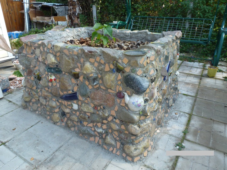 Делаем оригинальную клумбу из бутылок Делаем оригинальную клумбу из бутылок