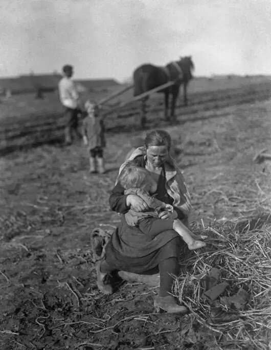 Село Коломенское. Кормящая мать на пашне 1927 г. СССР, история, фото