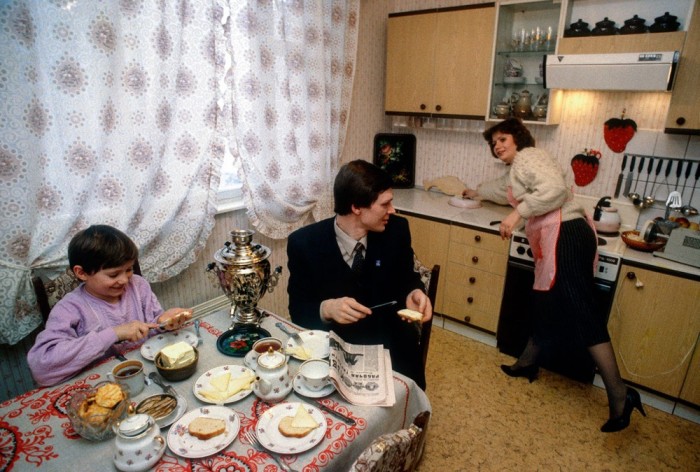 Обычная советская семья. СССР, Москва, 1989 год. Автор фотографии: Chris Niedenthal. Обычная советская семья. СССР, Москва, 1989 год. Автор фотографии: Chris Niedenthal.
