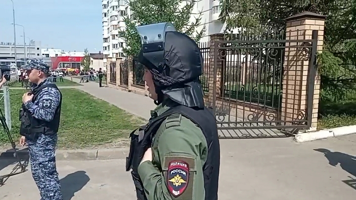 Герои среди нас. Расстрел в Казани глазами родителей, детей и полиции Герои среди нас. Расстрел в Казани глазами родителей, детей и полиции