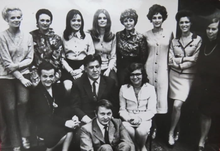 Сотрудники Рижского дома моделей после возвращения из Парижа, 1970 г. Александра Грамолина – в нижнем ряду слева | Фото: freecity.lv Сотрудники Рижского дома моделей после возвращения из Парижа, 1970 г. Александра Грамолина – в нижнем ряду слева | Фото: freecity.lv