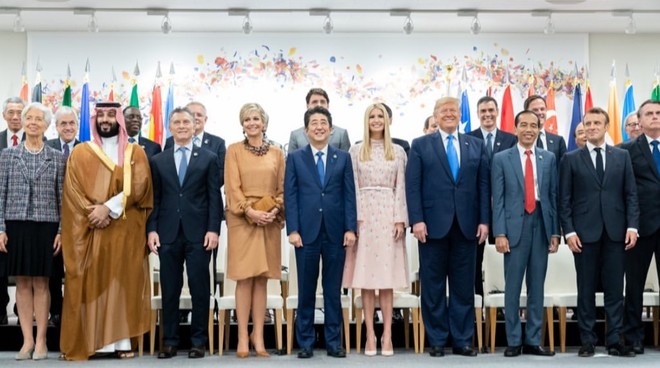 Нежная сакура и небесная синева: два бесподобных платья Иванки Трамп (фото 3) Нежная сакура: Иванка Трамп на саммите G20 (фото 1)