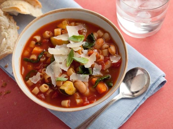 Итальянский суп. \ Фото: 1000.menu. 7 вкуснейших обедов на всю неделю: блюда, которые не оставят равнодушными