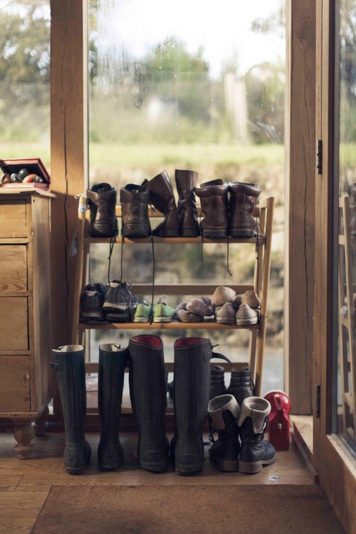 Ревизия и сортировка. Как организовать хранение обуви — идеи и варианты. Фото с сайта NewPix.ru