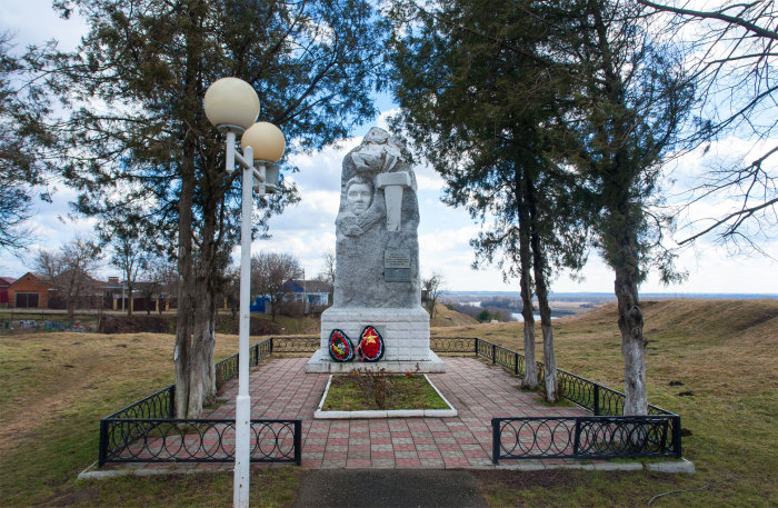 Памятник юному скрипачу, не сломленному фашистами. /Фото:berdysh.ru Памятник юному скрипачу, не сломленному фашистами. /Фото:berdysh.ru