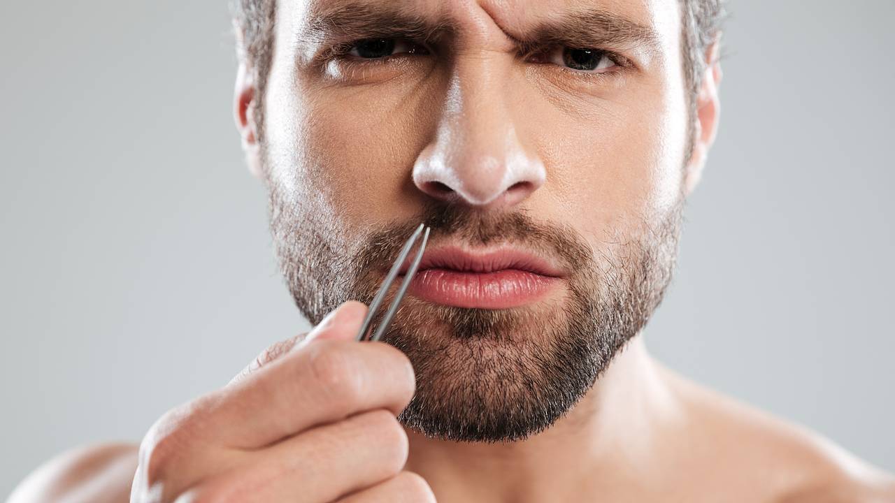 Врач назвала опасное последствие выщипывания волос в носу