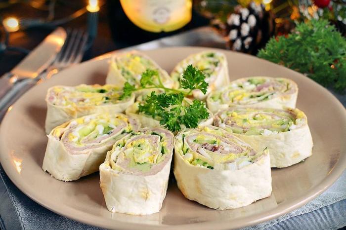 Роллы из лаваша. \ Фото: 1000.menu. 7 вкуснейших обедов на всю неделю: блюда, которые не оставят равнодушными