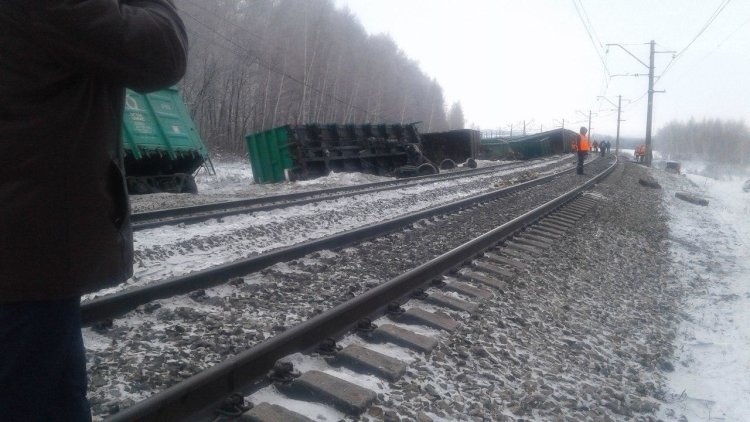 В Оренбургской области 18 вагонов товарного поезда сошли с рельсов