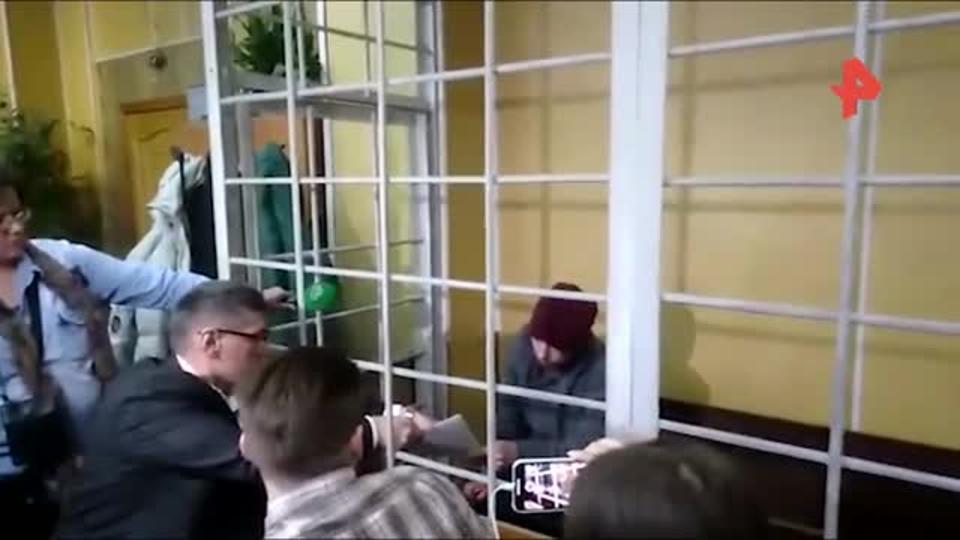 Брат напавшего с ножом на полицейского в Мытищах заплакал в зале суда