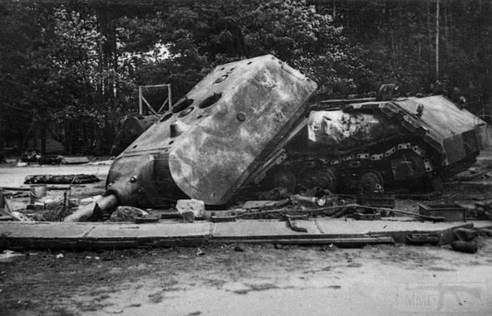 В итоге танк подорвали сами немцы. В итоге танк подорвали сами немцы.