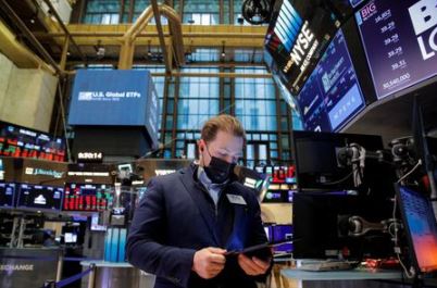 A trader works on the floor of the New York Stock Exchange (NYSE) in New York City, U.S., January 21, 2022. REUTERS/Brendan McDermid A trader works on the floor of the New York Stock Exchange (NYSE) in New York City, U.S., January 21, 2022. REUTERS/Brendan McDermid