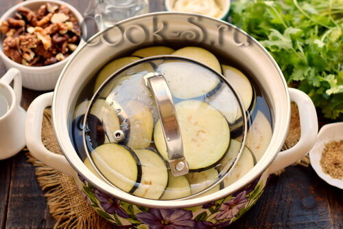 Вряд ли  есть люди, кому не нравится грузинская кухня, ведь она вкусная, сытная, ароматная. А баклажаны в Грузии вообще готовят отменно. Этот  рецепт отличное тому доказательство.-3