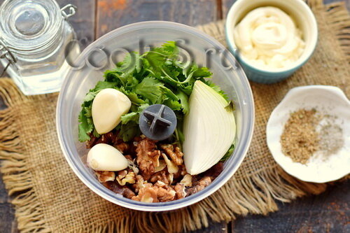 Вряд ли  есть люди, кому не нравится грузинская кухня, ведь она вкусная, сытная, ароматная. А баклажаны в Грузии вообще готовят отменно. Этот  рецепт отличное тому доказательство.-4