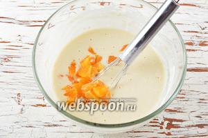 Мандарины (2 шт.) очистить от кожуры, разобрать на дольки, удалить косточки. Нарезать мандарины небольшими кусочками. Отправить их в тесто. перемешать.