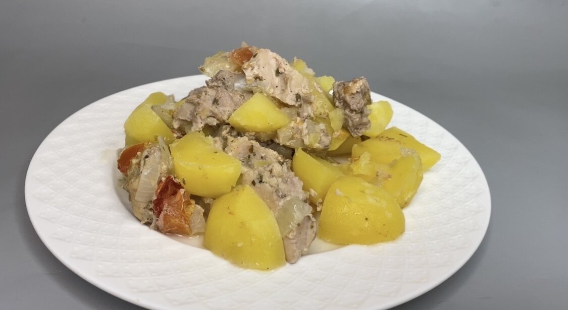 Рецепт ужина из советских времён: мясо с картошкой в собственном соку