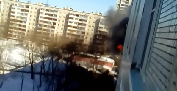 Видео с места, где пожар охватил квартиру в доме на востоке Москвы