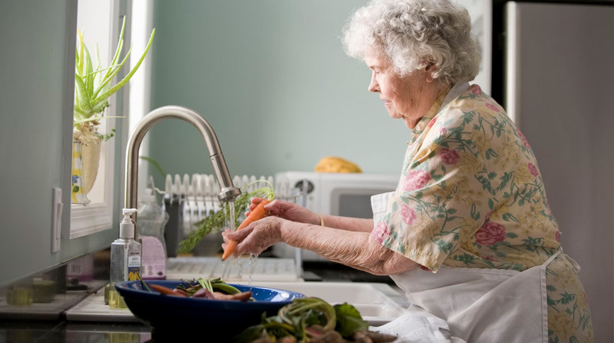 Пожилым людям предложили добавить в рацион 10 продуктов для похудения во сне