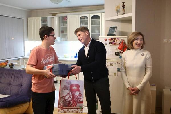 Олег Кожемяко исполнил новогодние мечты юных приморцев