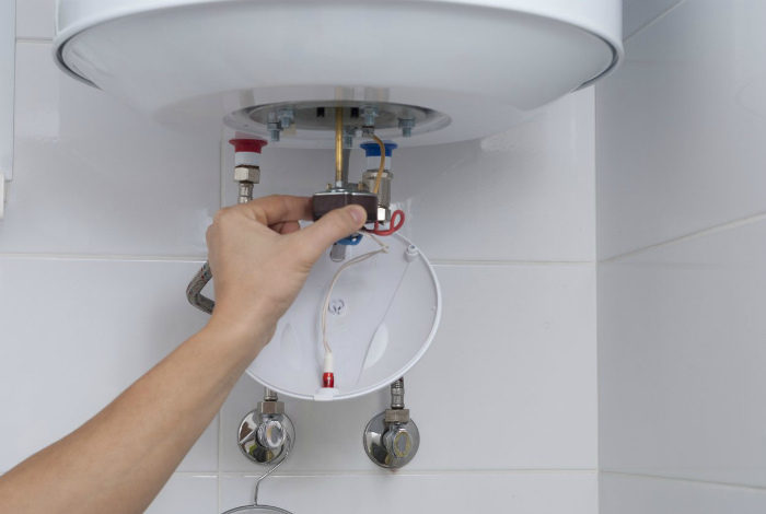 Уход за нагревателем. | Фото: Sherlock Plumbing Heating & Air. Уход за нагревателем. | Фото: Sherlock Plumbing Heating & Air.