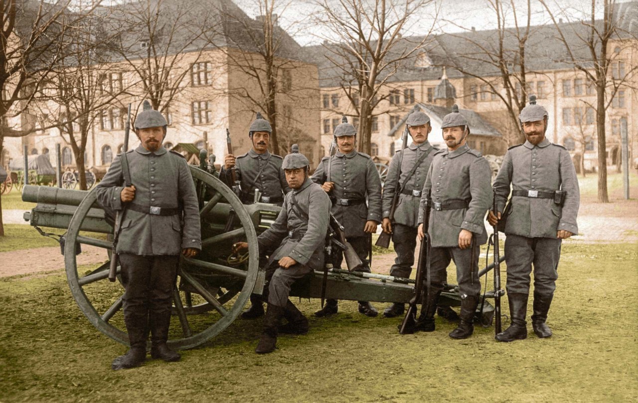 Группа солдат Немецкой полевой артиллерии рядом с 77-мм полевой пушкой, 1914 г. архивное фото, колоризация, колоризация фотографий, колоризированные снимки, первая мировая, первая мировая война, фото войны