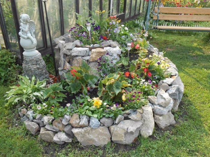 Вот так смотрится готовая клумба из камней с цветами и декором. /Фото: i.pinimg.com Вот так смотрится готовая клумба из камней с цветами и декором. /Фото: i.pinimg.com