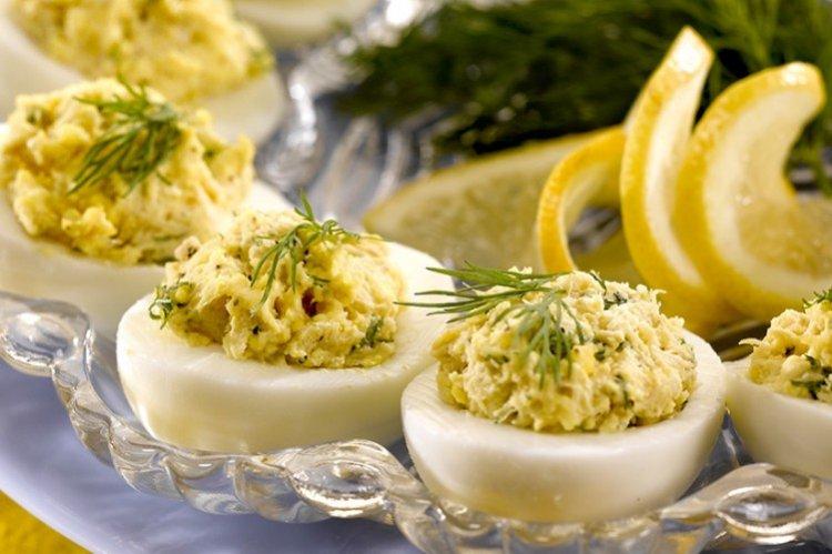 Яйца, фаршированные солеными огурцами