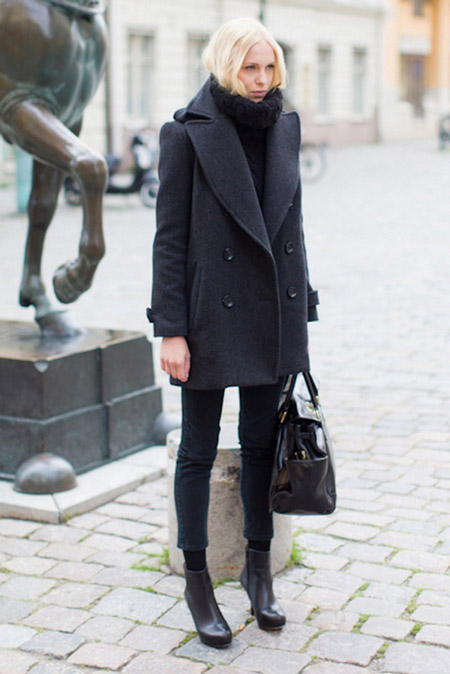 Девушка в узких брюках, темном пальто, объемная сумка и ботильоны
