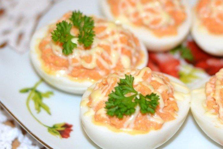 Фаршированные яйца с морковью