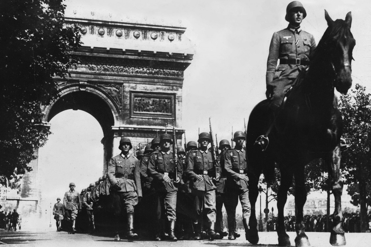 Немецкие войска проходят через Елисейские поля, Париж, 14 июня 1940 года globallookpress.com © imago stock&people/