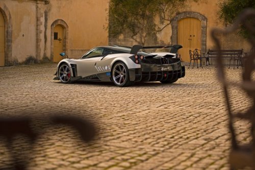Двухдверный гиперкар от Pagani Automobili (17 фото) Двухдверный гиперкар от Pagani Automobili (17 фото)