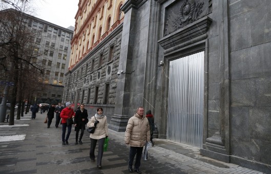 ФСБ просит взыскать 481 тыс. рублей с художника Павленского за поджог двери на Лубянке
