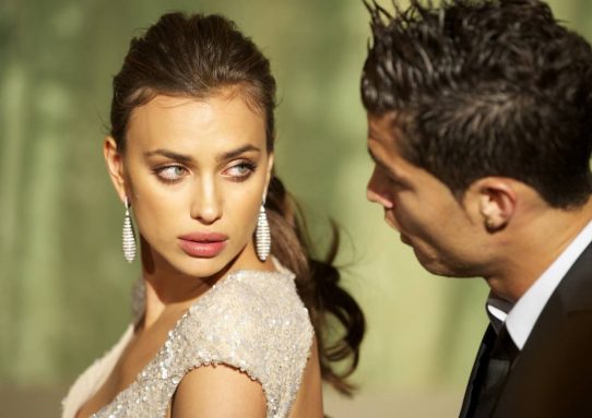 Мужчина оставляет жене записку...