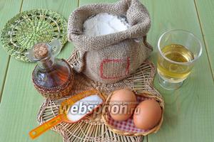 Приготовим муку, сахар, соль, белое сухое вино, яйца, водку (в оригинале сливовице, но у нас её нет, зато отлично подошёл самогон на сливе). Масло для жарки и сахарная пудра для посыпки.