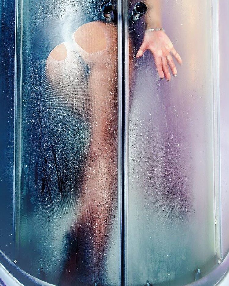 Фото сексуальной женщины позирующей возле стеклянного ограждения