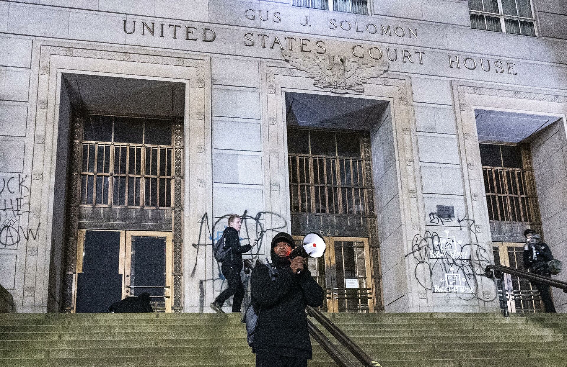 Участники акции протеста у здания суда в Портленде Участники акции протеста у здания суда в Портленде - РИА Новости, 1920, 22.10.2021