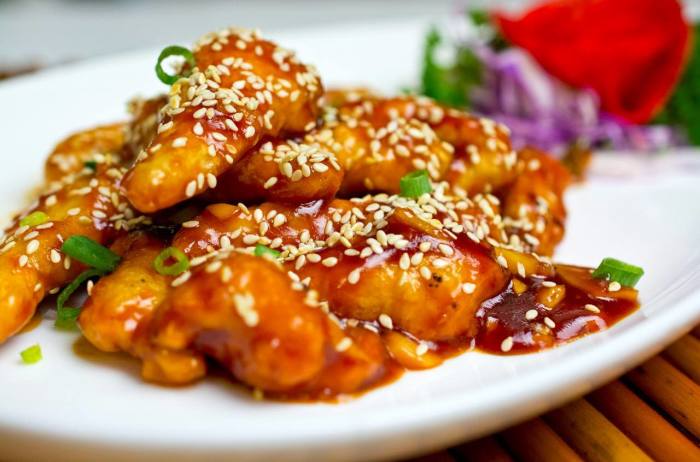 Сочные кусочки филе под соусом. \ Фото: dostavkabeer.ru. 7 вкуснейших обедов на всю неделю: блюда, которые не оставят равнодушными