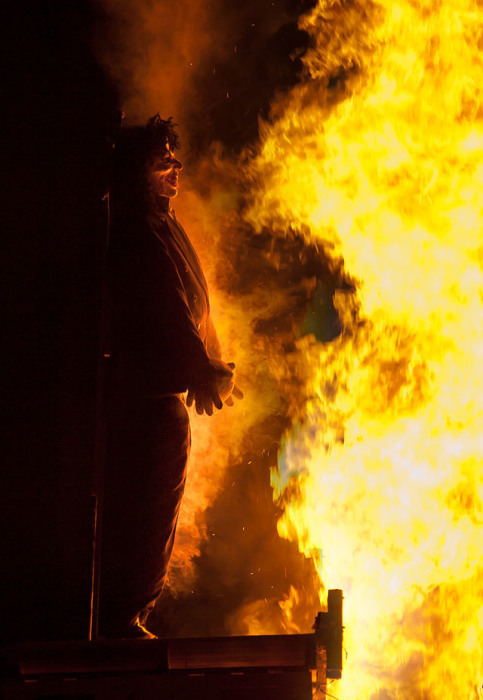 Чучело Гай Фокса пылает в Эссексе. | Фото: en.wikipedia.org.