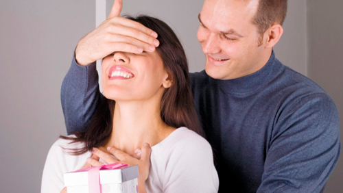 Какому подарку будет рада жена? Какому подарку будет рада жена?