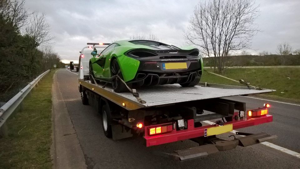 Lamborghini, McLaren и Ferrari соревновались в ускорении на шоссе. Фото 1