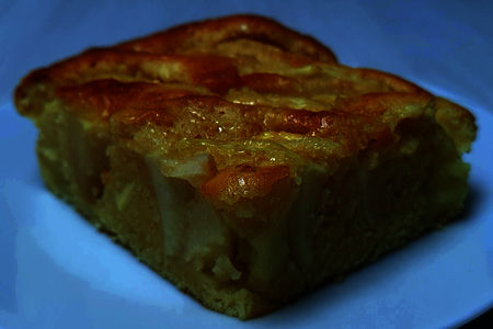 Фото к рецепту: Яблочный пирог с сахарной корочкой