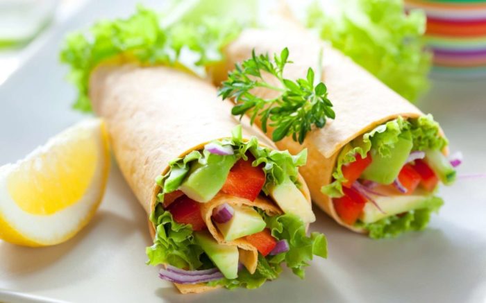 Рулеты из лаваша с овощами. \ Фото: dancafe.ru. 7 вкуснейших обедов на всю неделю: блюда, которые не оставят равнодушными