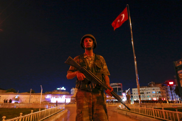 A Turkish military stands guard near the Taksim Square in Istanbul, Turkey, July 15, 2016. REUTERS/Murad Sezer TPX IMAGES OF THE DAY - RTSI74I