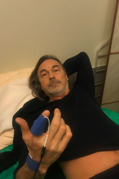 Корейские врачи сильно покромсали палец Сафронова, пока выводили инфекцию, а хакеры слили в Сеть страшные кадры, которые художник тщательно скрывал Корейские врачи сильно покромсали палец Сафронова, пока выводили инфекцию, а хакеры слили в Сеть страшные кадры, которые художник тщательно скрывал
