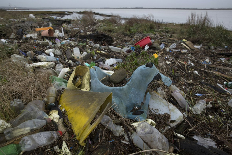 Горы пластика на берегу Темзы