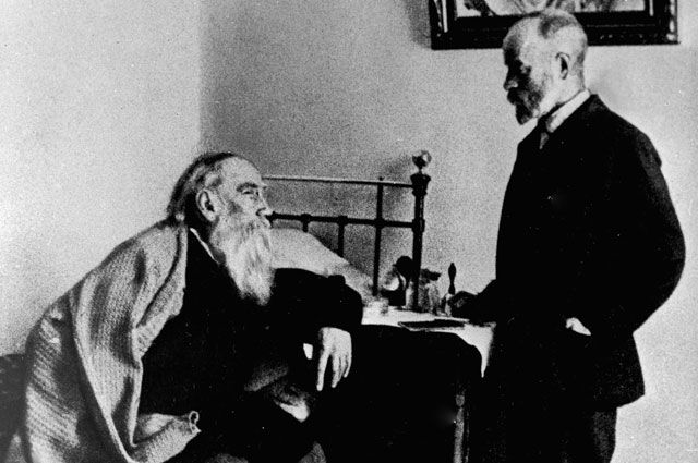 Лев Николаевич Толстой и врач Душан Петрович Маковицкий в спальне писателя. Лев Николаевич Толстой и врач Душан Петрович Маковицкий в спальне писателя.