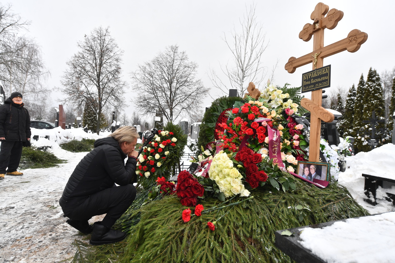 приносят цветы на могилу солдата к разбитому доту фото 70