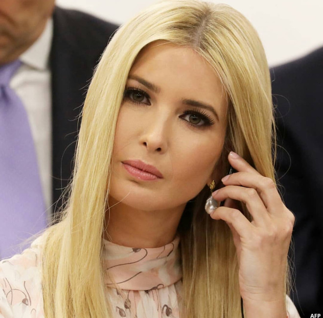 Нежная сакура и небесная синева: два бесподобных платья Иванки Трамп (фото 1.2) Нежная сакура: Иванка Трамп на саммите G20 (фото 1.2)