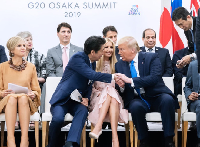 Нежная сакура и небесная синева: два бесподобных платья Иванки Трамп (фото 2) Нежная сакура: Иванка Трамп на саммите G20 (фото 0)